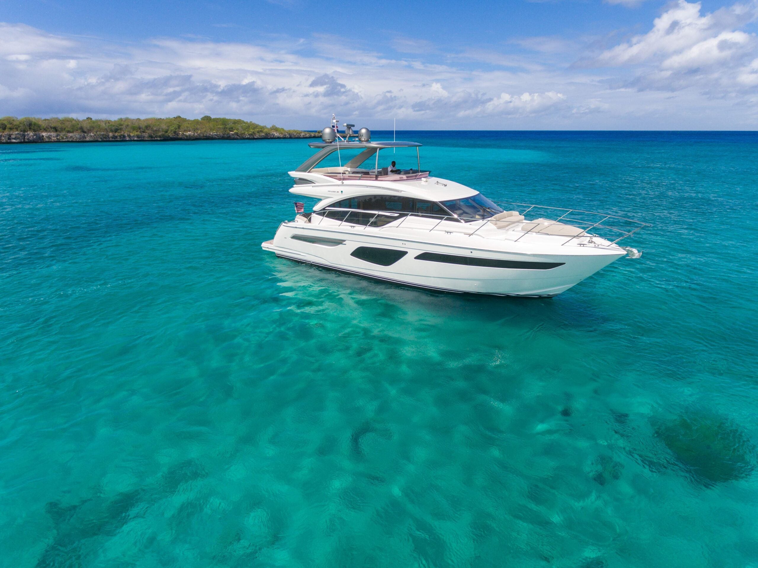 Kudadoo Maldives private island introducing the yacht 'Bella'