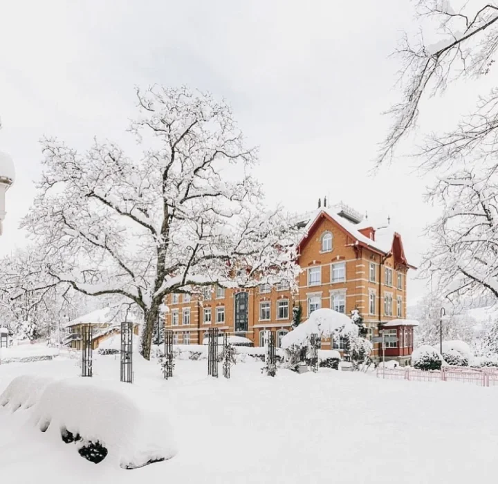 Institute auf dem Rosenberg covered in snow