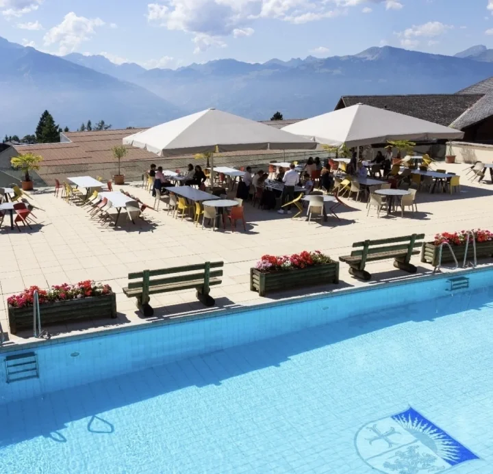 College Alpin Beau de Soleil and its pool with views on the Alps