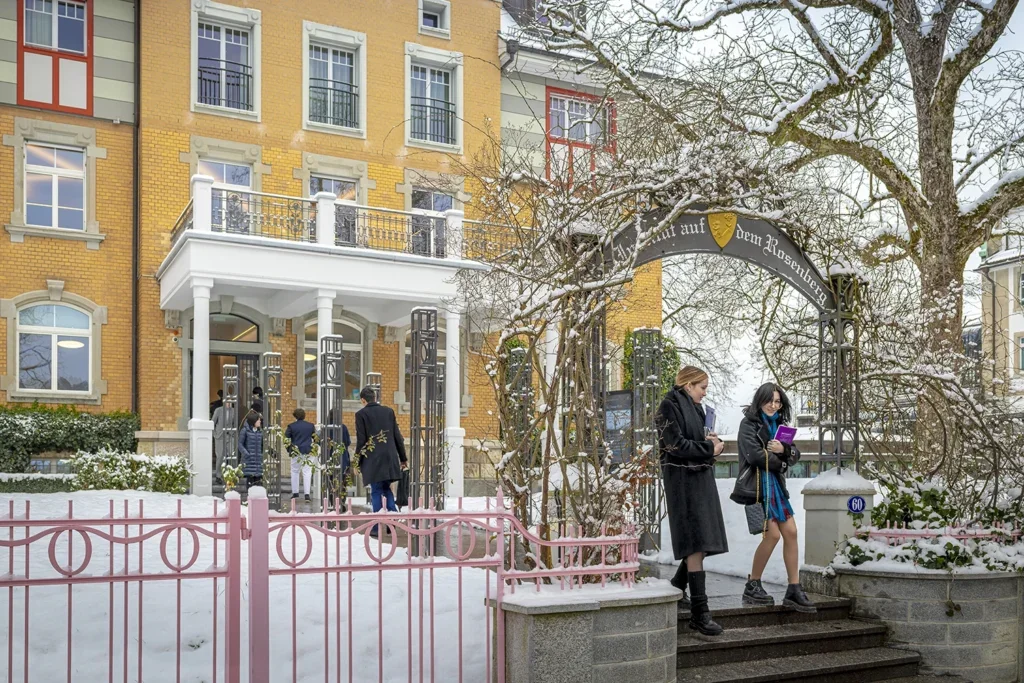 Pupils outside Institut auf dem Rosenberg