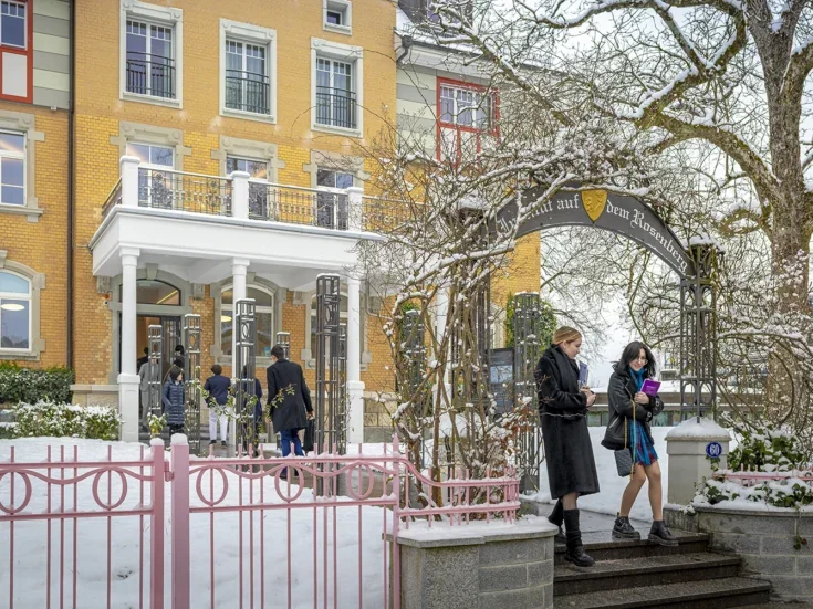 Pupils outside Institut auf dem Rosenberg