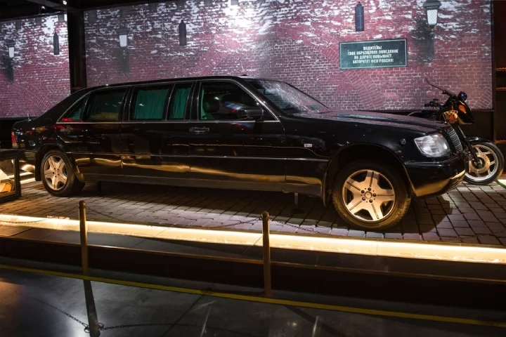  Mercedes S600 Pullman Guard, in black, in a museum