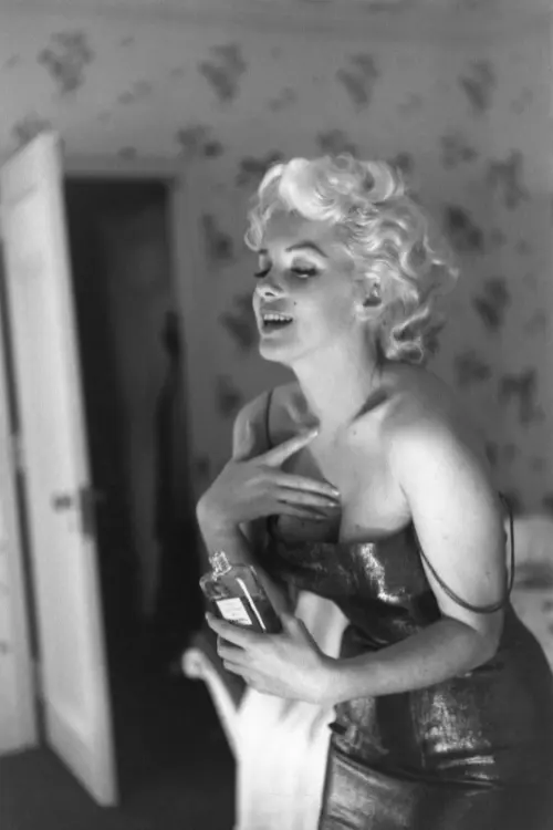 Marilyn Monroe applying Chanel N5