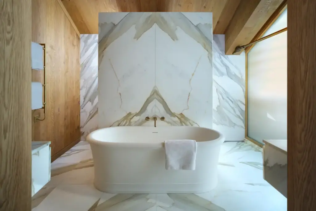 A marble master bathroom with rolltop bath at Etoile du Nord