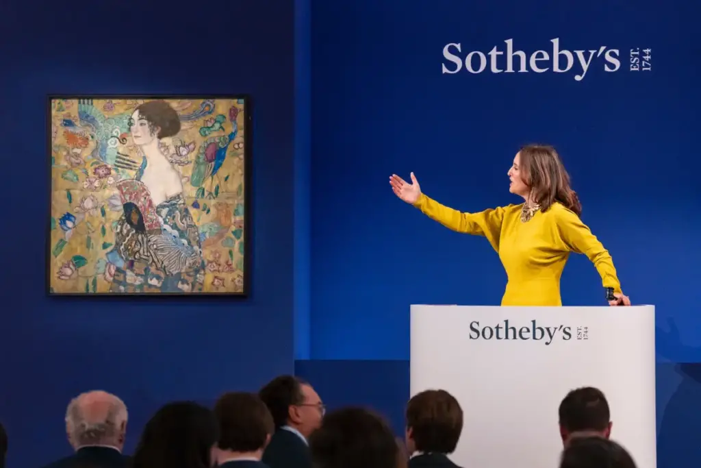 Helena Newman auctioneering Gustav Klimt's record-breaking Dame mit Facher / Lady with a Fan - Sotheby's 