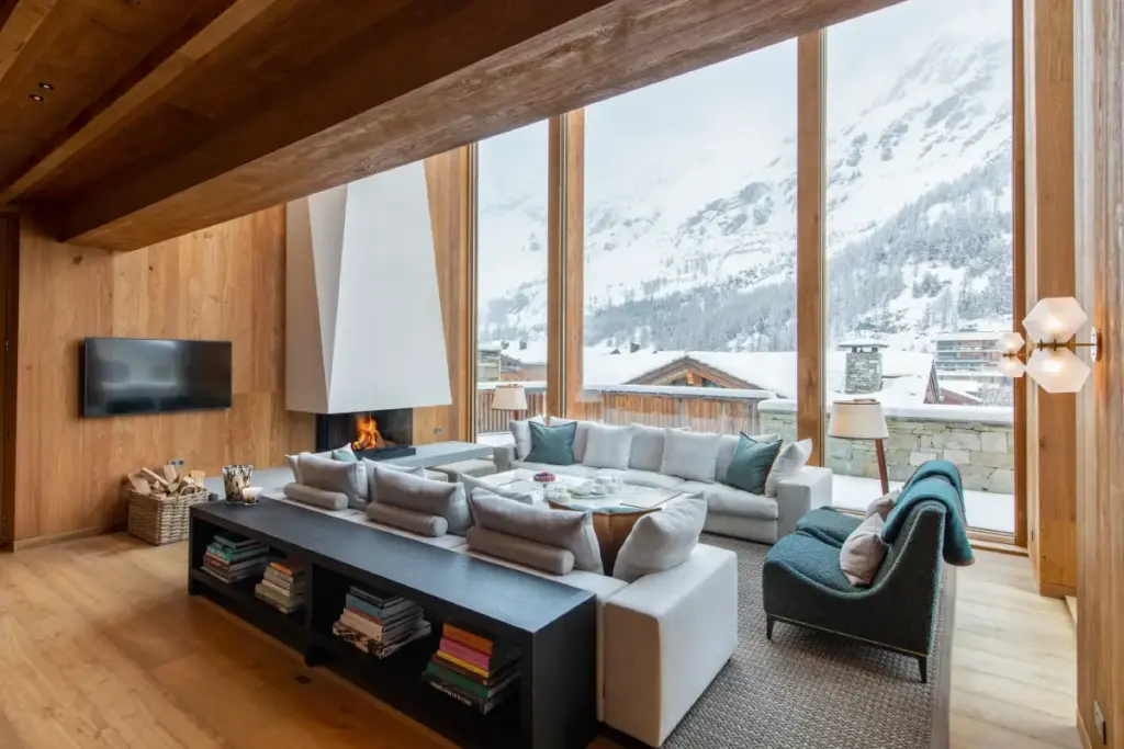 Living room in a chalet overlooking the mountains at Etoile du Nord