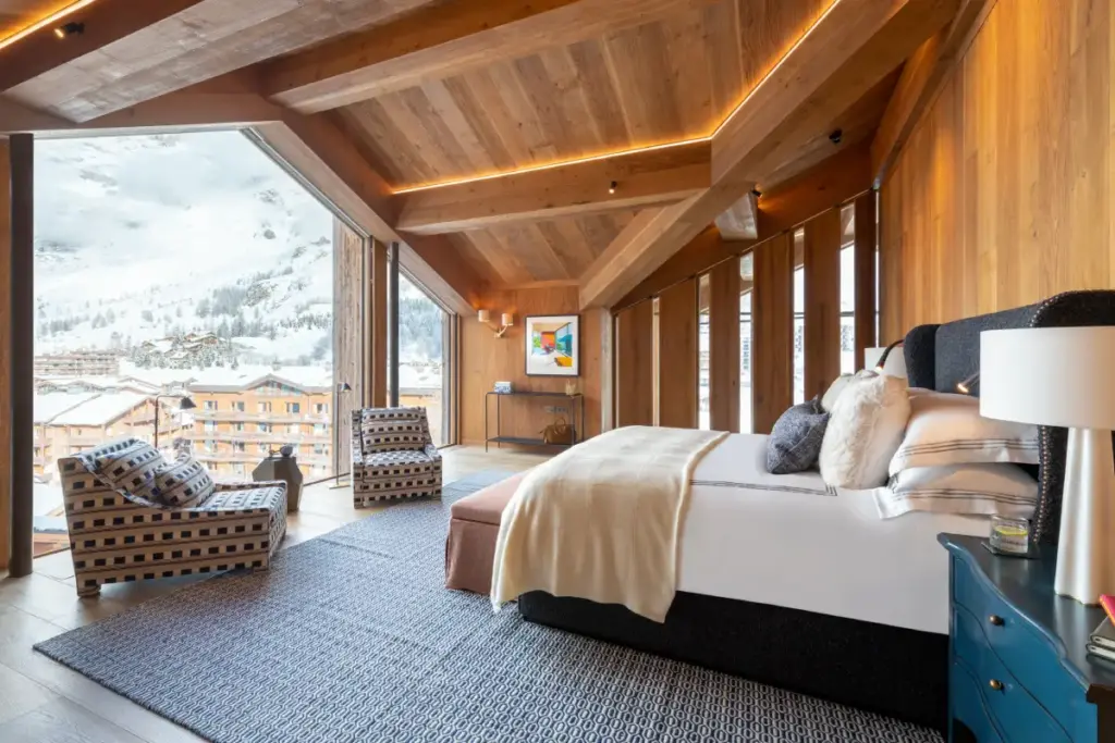 Bedroom overlooking the mountains at Etoile du Nord