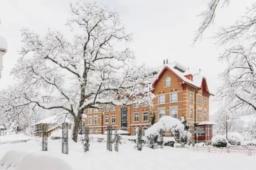 Institut auf dem Rosenberg in the snow